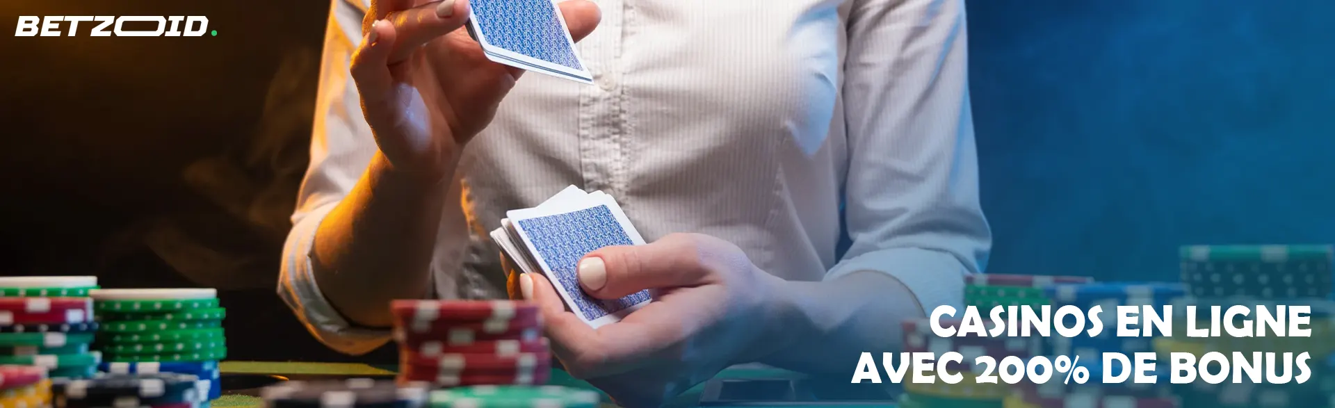 Le joueur mélange les cartes à côté des jetons du casino.