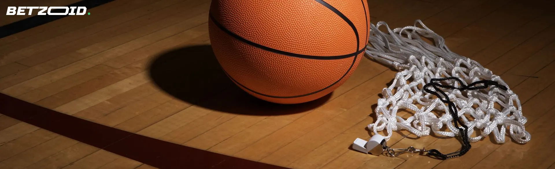 Ein Basketball liegt in der Nähe des Netzes.