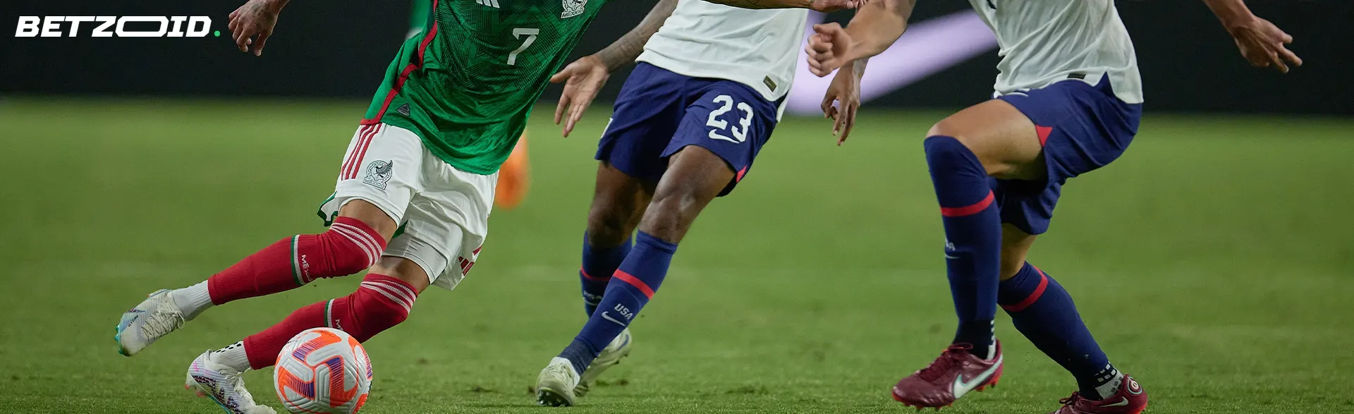 Fotbalisté v akci během hry.