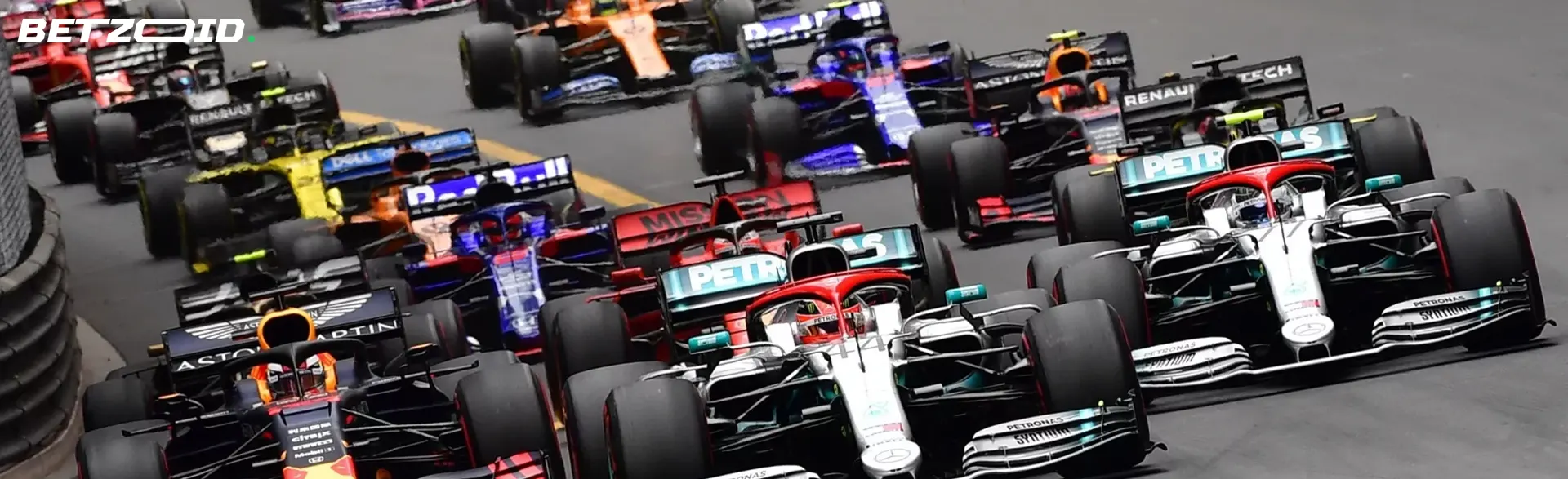 Gara di Formula 1 con diverse auto in pista in piena azione.