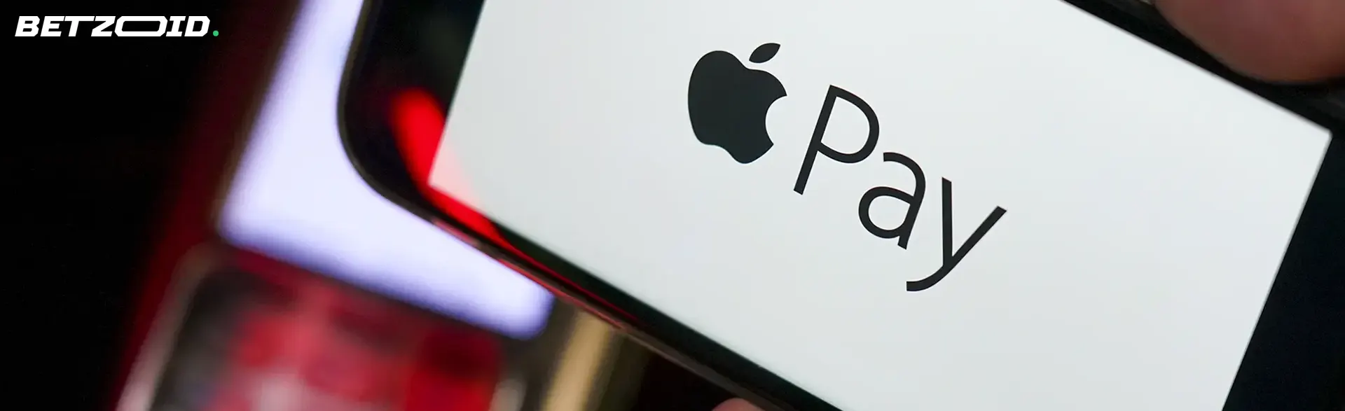 Smartphone mit Nahaufnahme des Apple Pay-Logos.