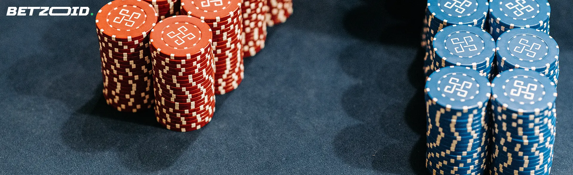 Stapel von Chips auf einem Casinotisch.