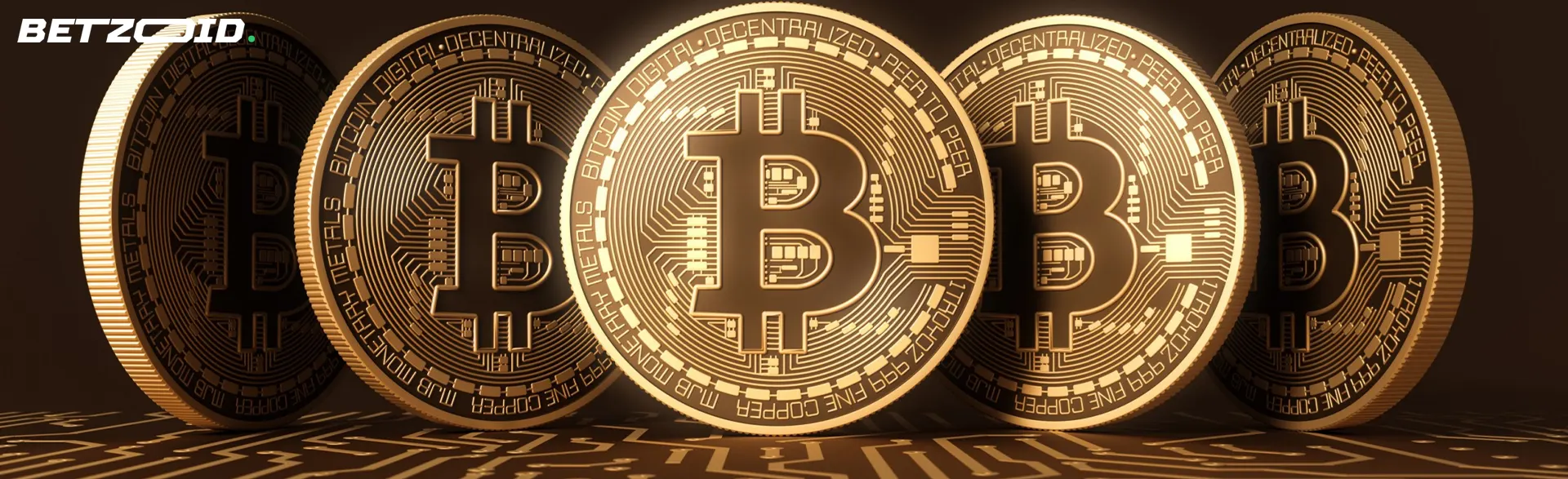 Una fila de monedas bitcoin sobre un fondo oscuro.
