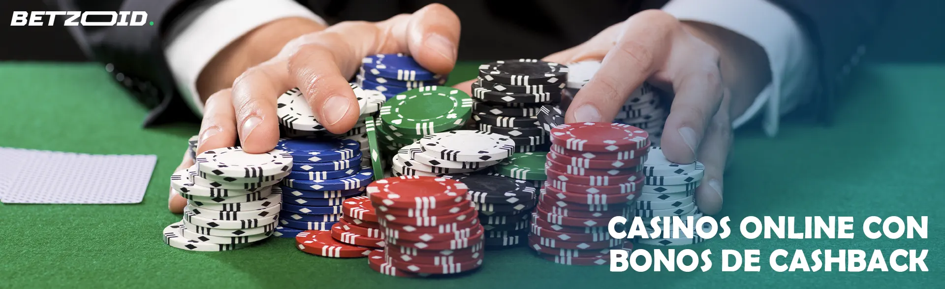 Un jugador sostiene un montón de fichas en una mesa de casino.