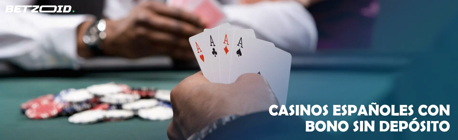 Mano sosteniendo cuatro ases en una mesa de póker.
