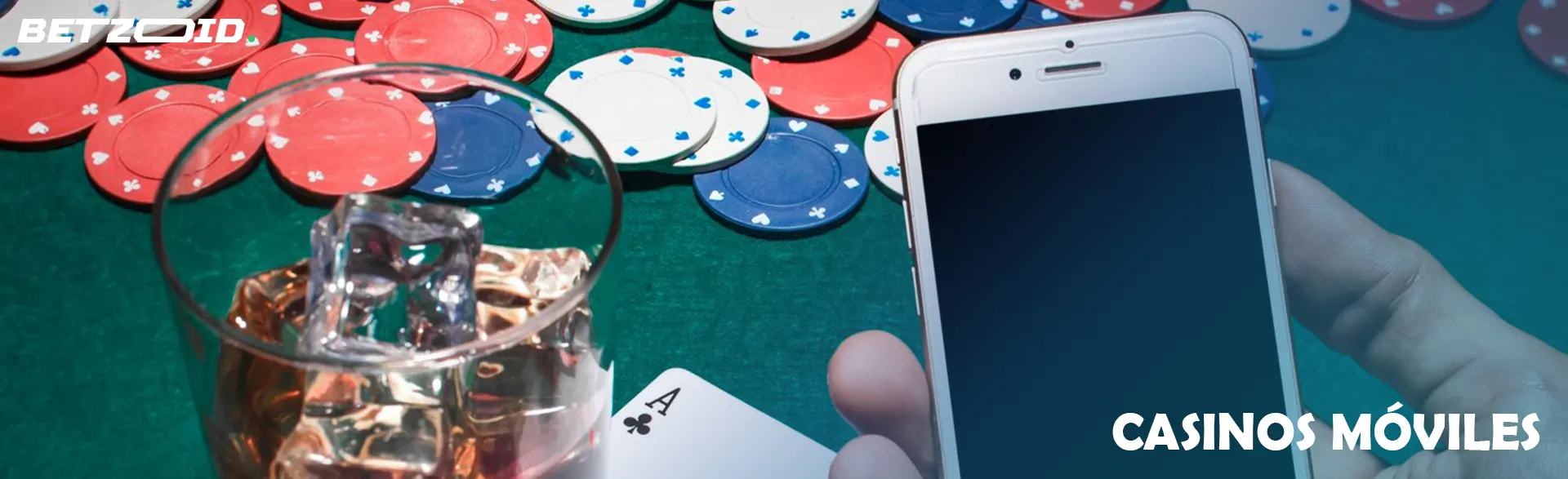 Casino móvil con póquer, fichas y bebida.