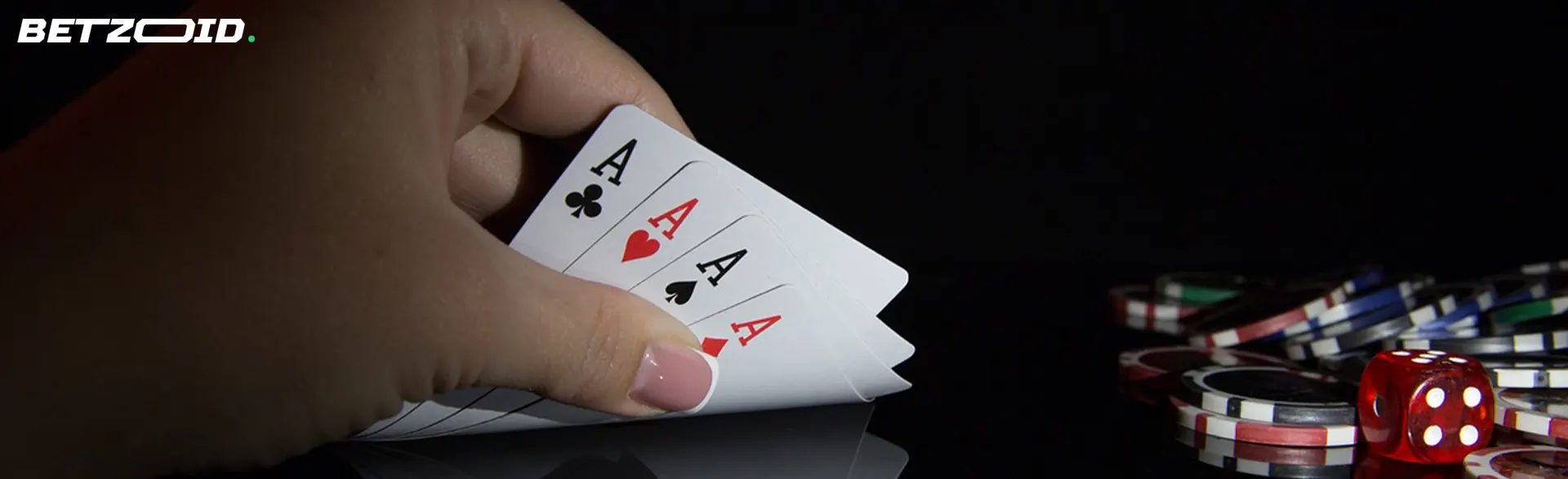 La mano tiene cuatro ases al lado de las fichas.