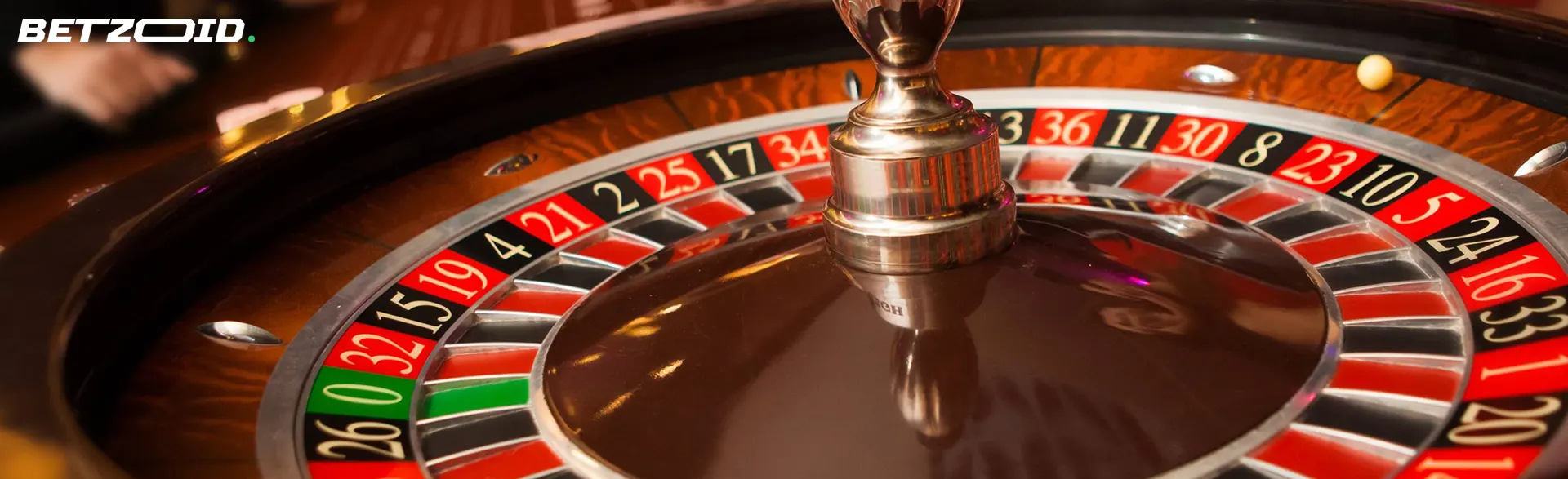 Ruleta con una pelota en la mesa de juego.