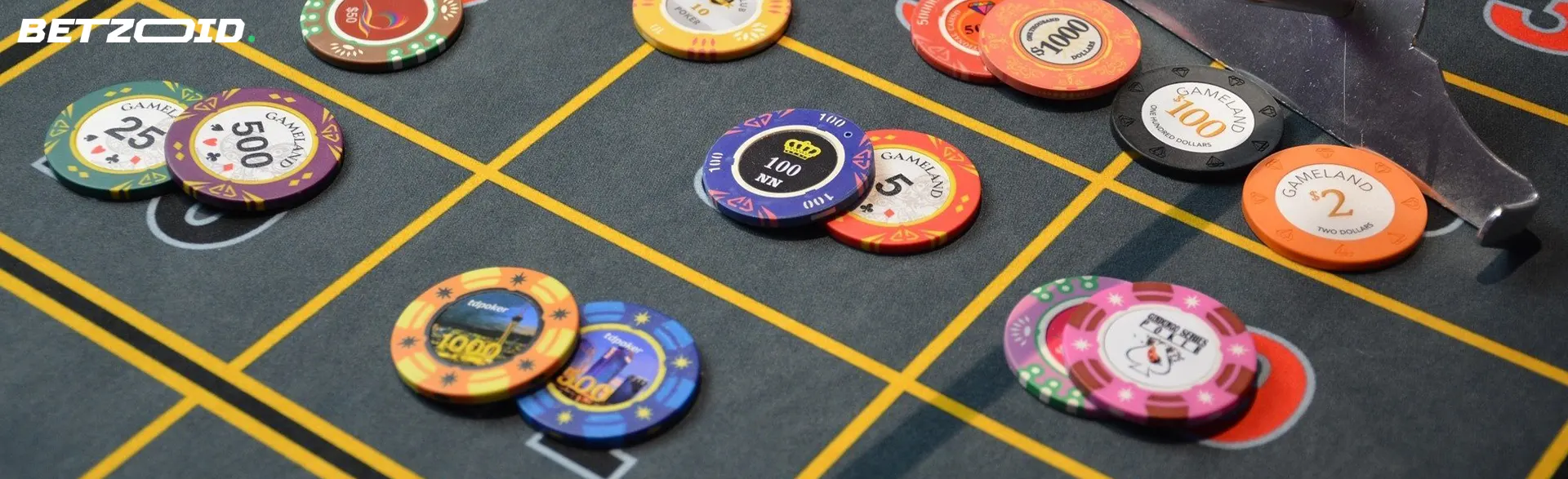 Fichas de diferentes denominaciones en la mesa de la ruleta.