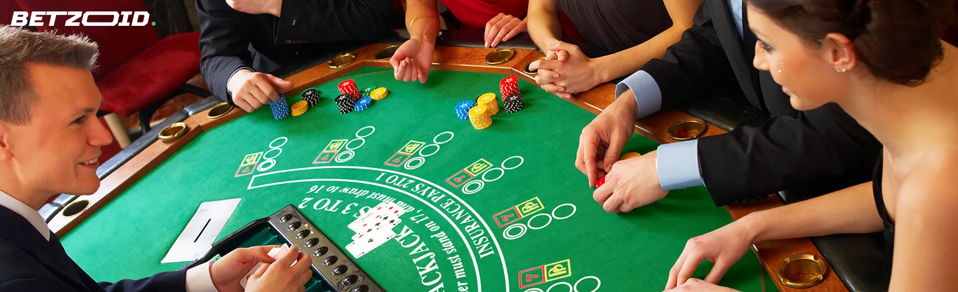 Jugadores con fichas y cartas en la mesa de juego.