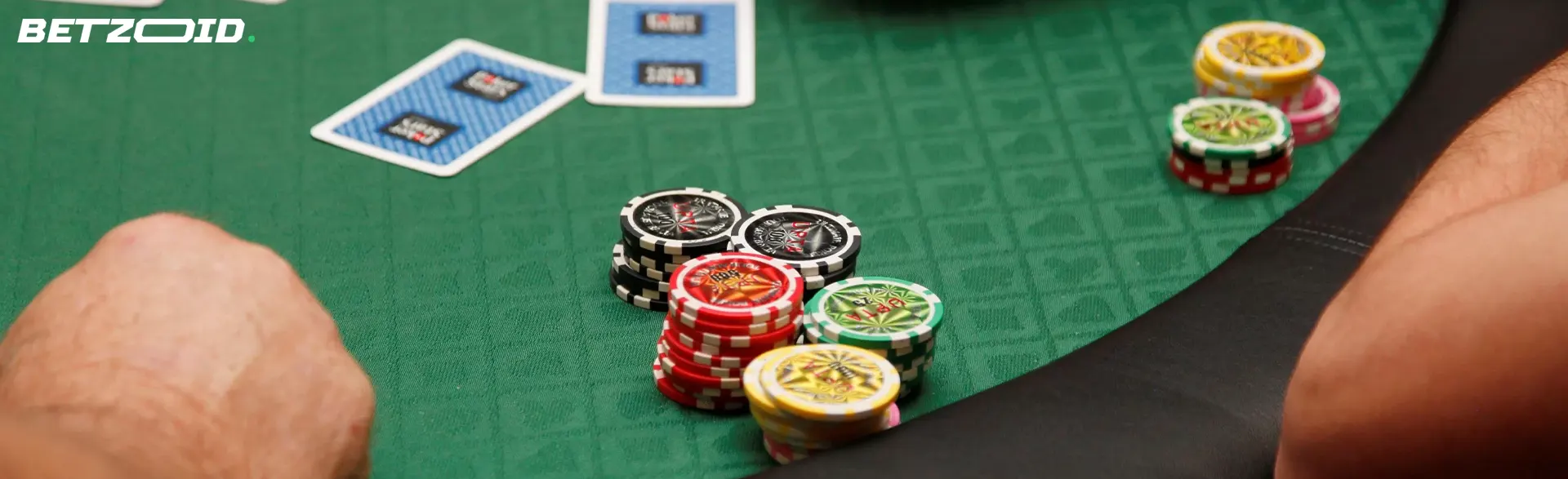 Fichas y cartas en la mesa de póquer.