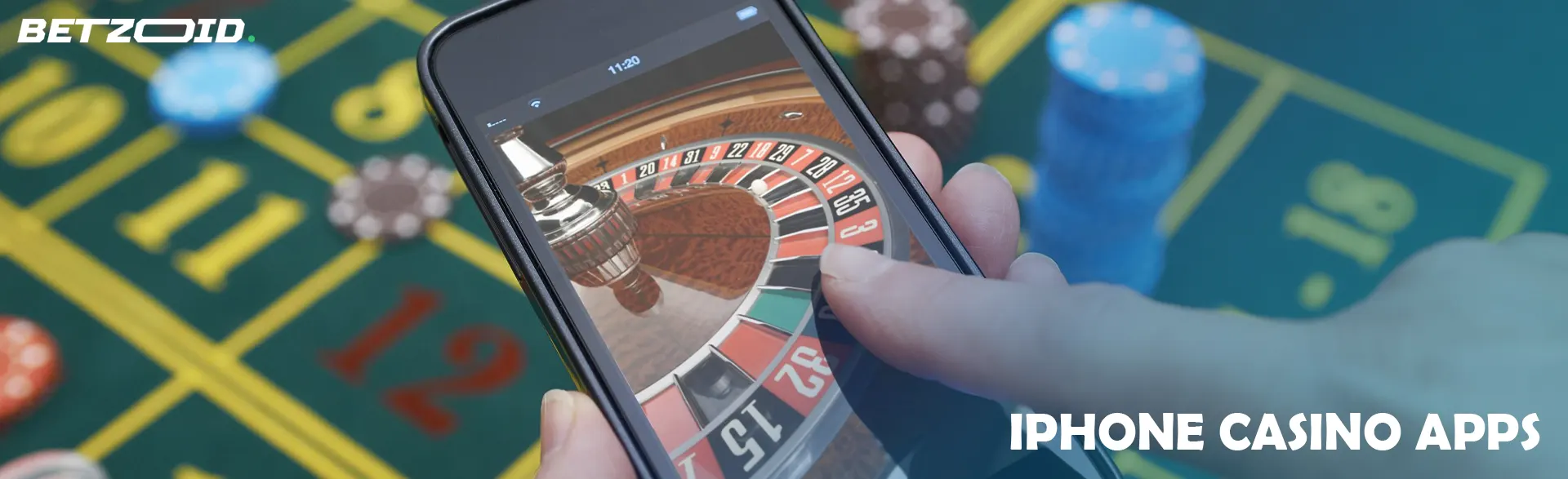 Smartphone, carte da poker, dadi e banconote in euro sulla tastiera.