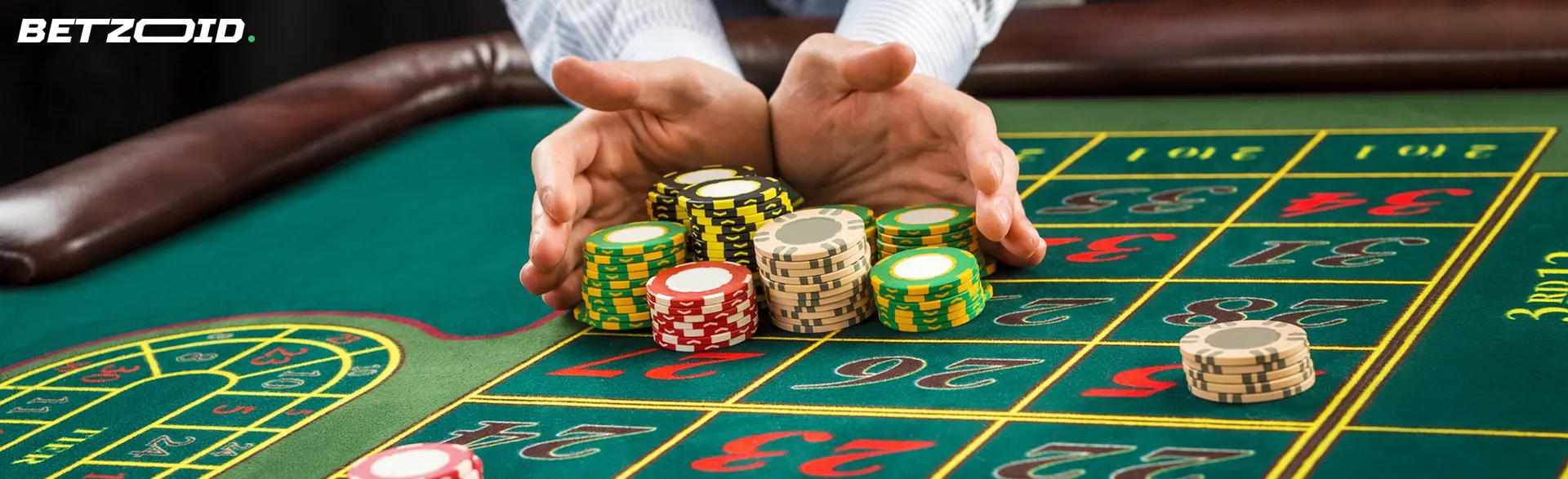 El jugador recoge fichas en la mesa de la ruleta.