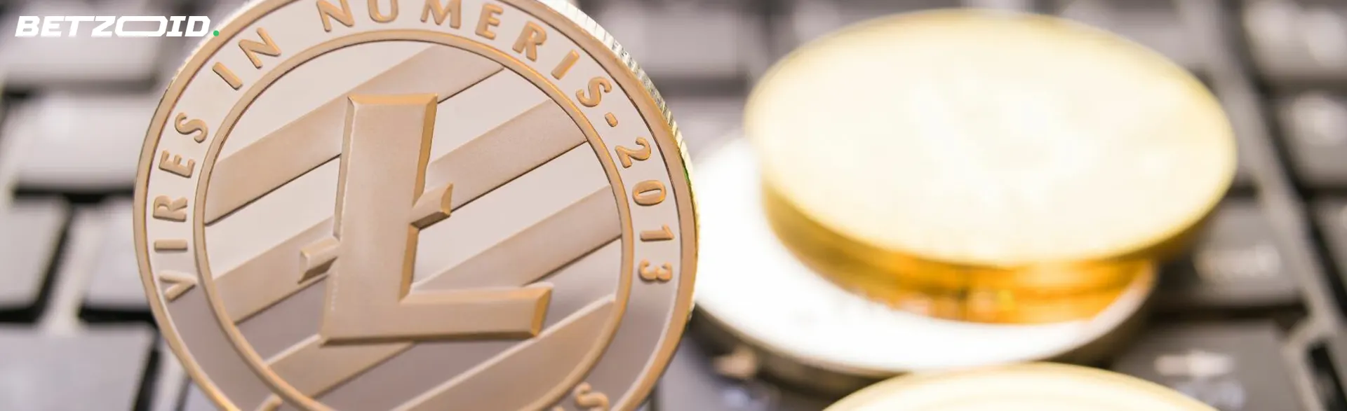 Litecoin érmék a billentyűzeten.