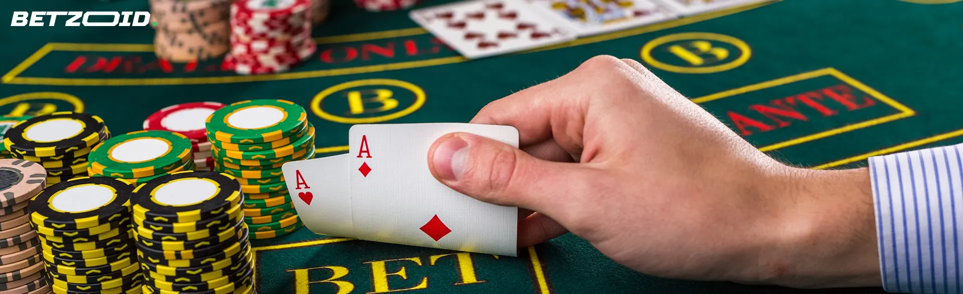 Der Spieler hält Karten neben Casino-Chips.