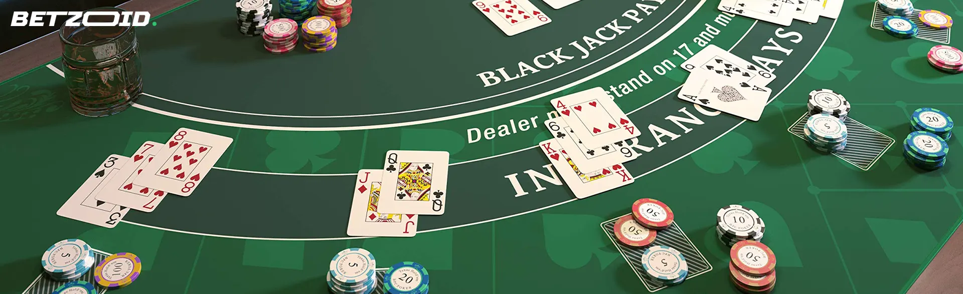 Auf dem Blackjack-Tisch liegen Casinokarten und Chips.