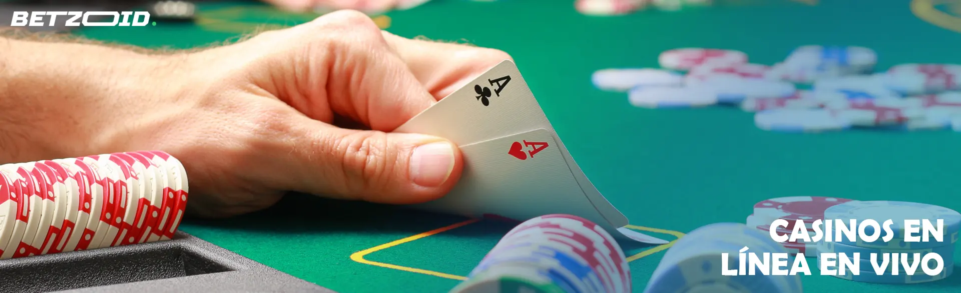 Un uomo con quattro assi al tavolo da poker con le fiches sul tavolo.