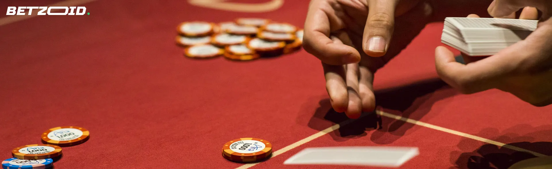 El jugador coloca cartas en la mesa del casino.