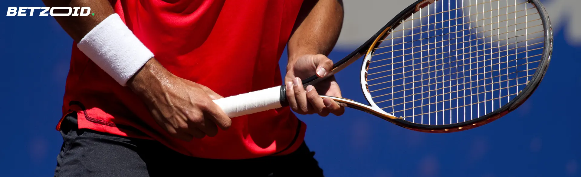 Ein Tennisspieler hält einen Schläger.
