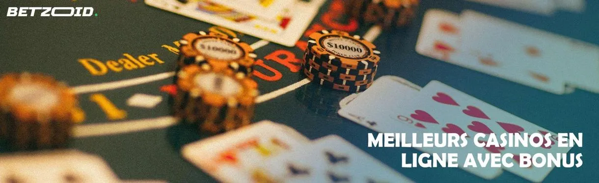 Jetons et cartes sur la table du casino.