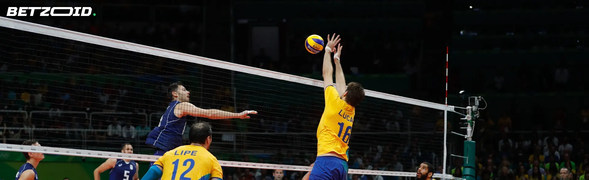 Jogadores de voleibol em ação durante o jogo.