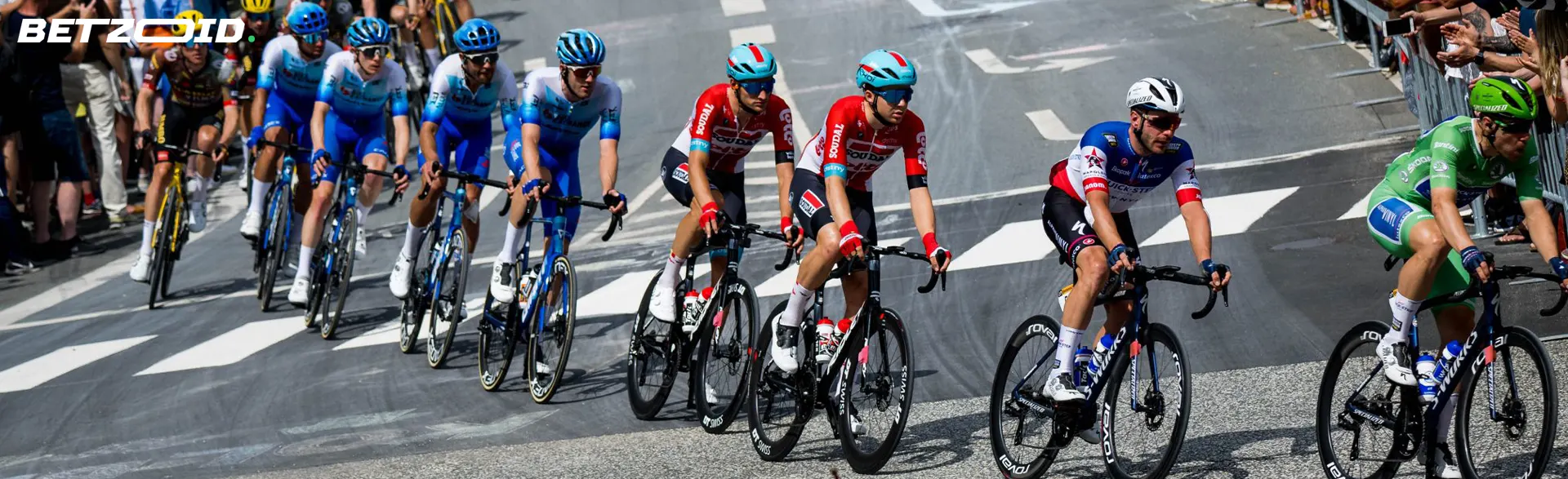Ciclistas durante a corrida.
