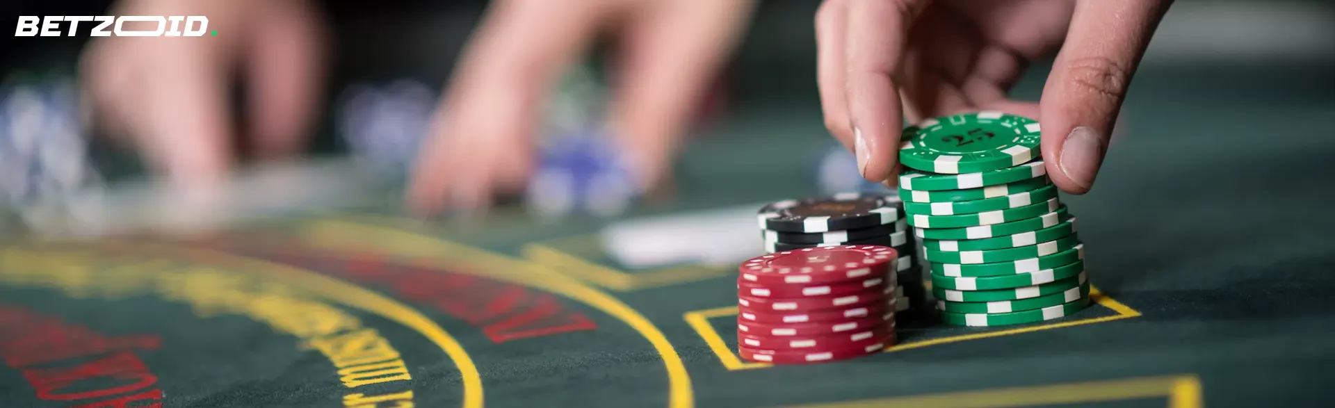 Giocatori al tavolo di blackjack con carte e chip colorati.