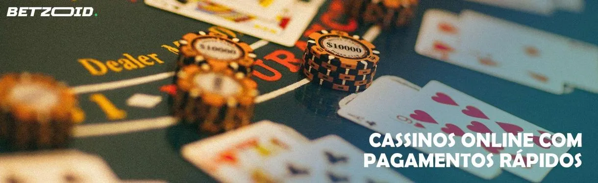 Cartas e fichas na mesa do cassino.