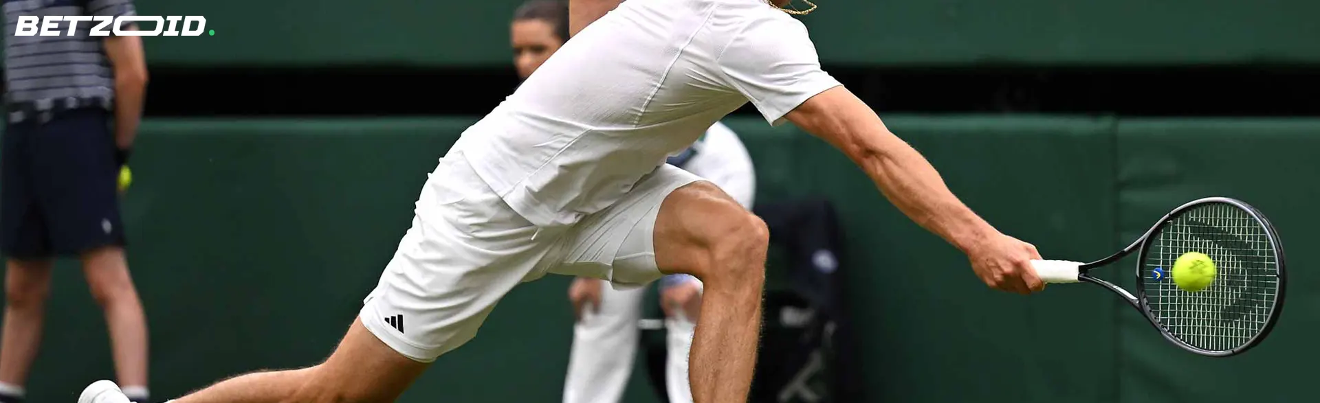 Un joueur de tennis frappe la balle pendant un match.
