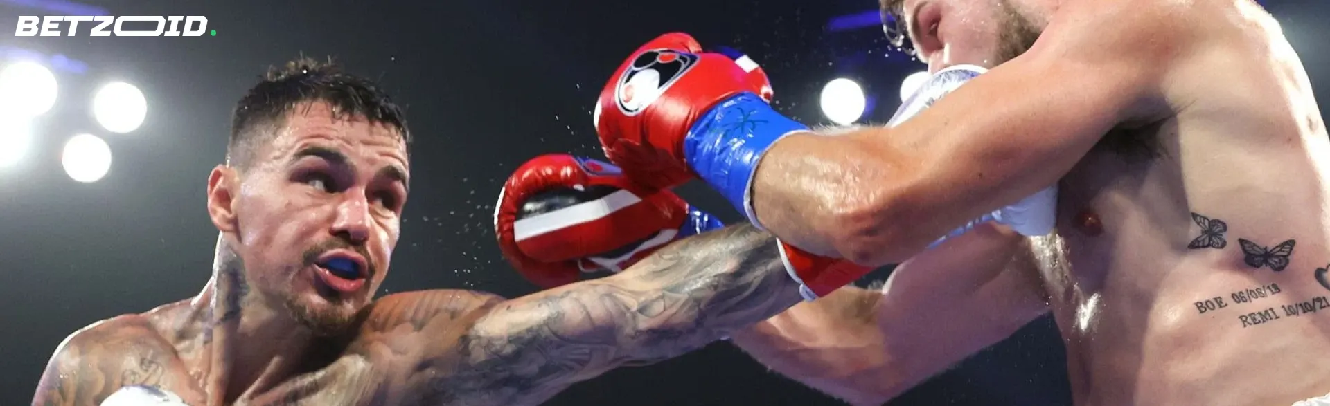 Due pugili si colpiscono durante un incontro di boxe.