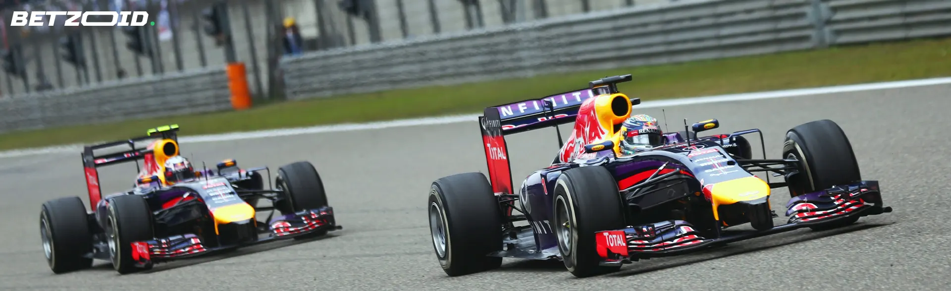 Formel-1-Autos auf der Strecke während eines Rennens.