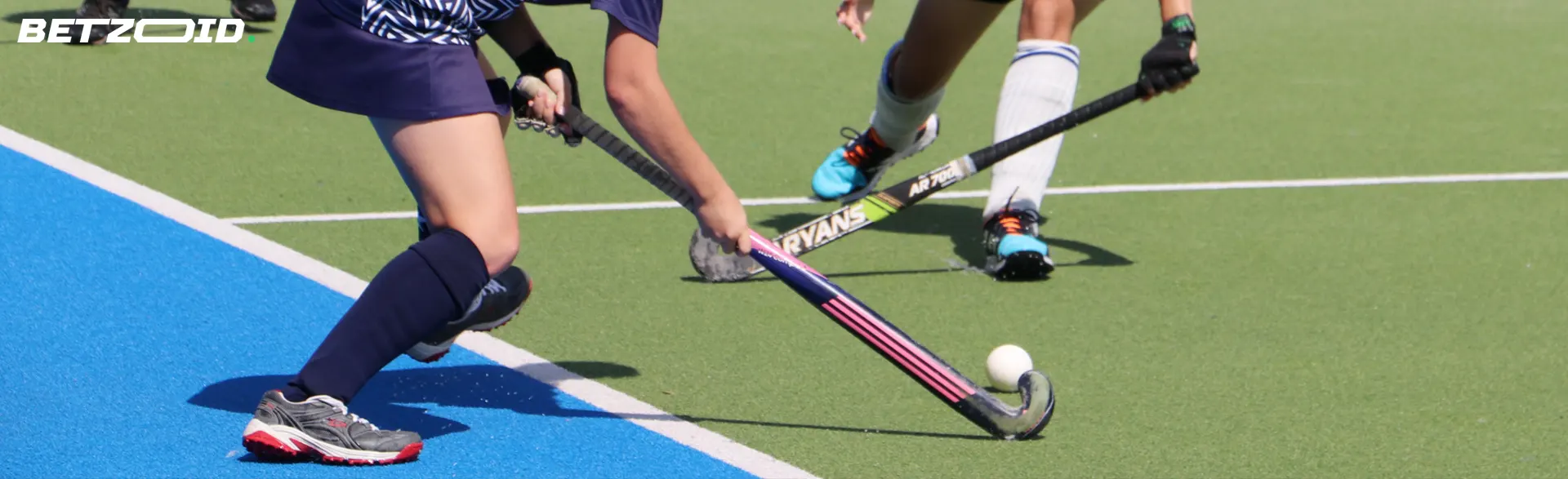 Jugadores de hockey sobre césped durante el partido.