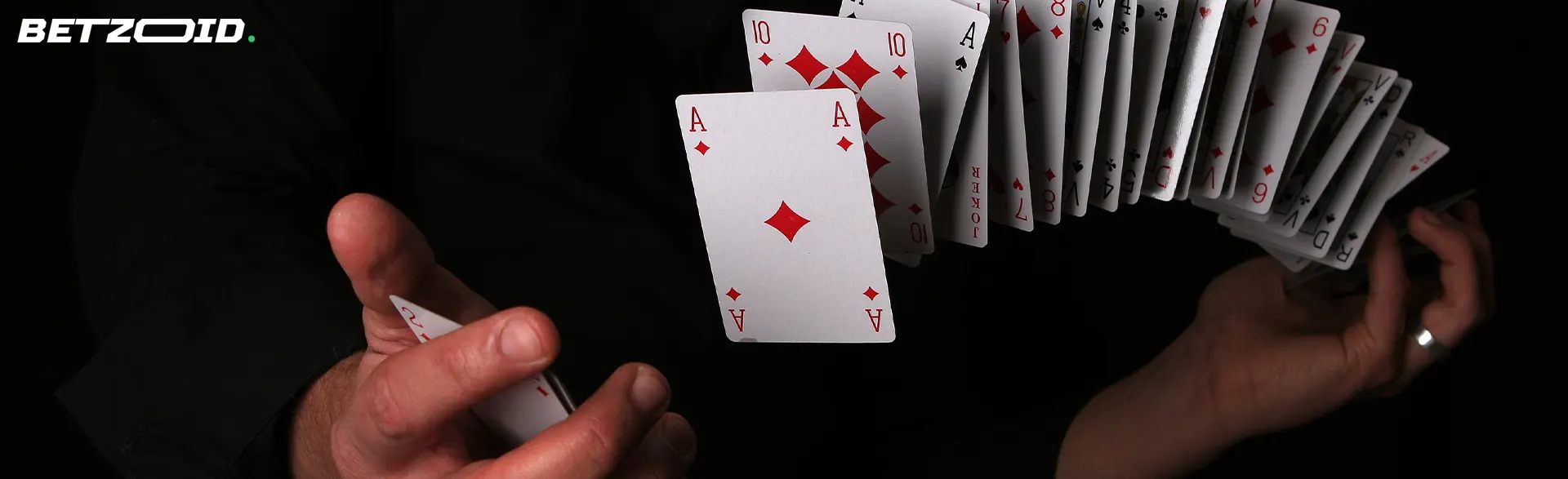 Carte da poker con fiches su sfondo nero.