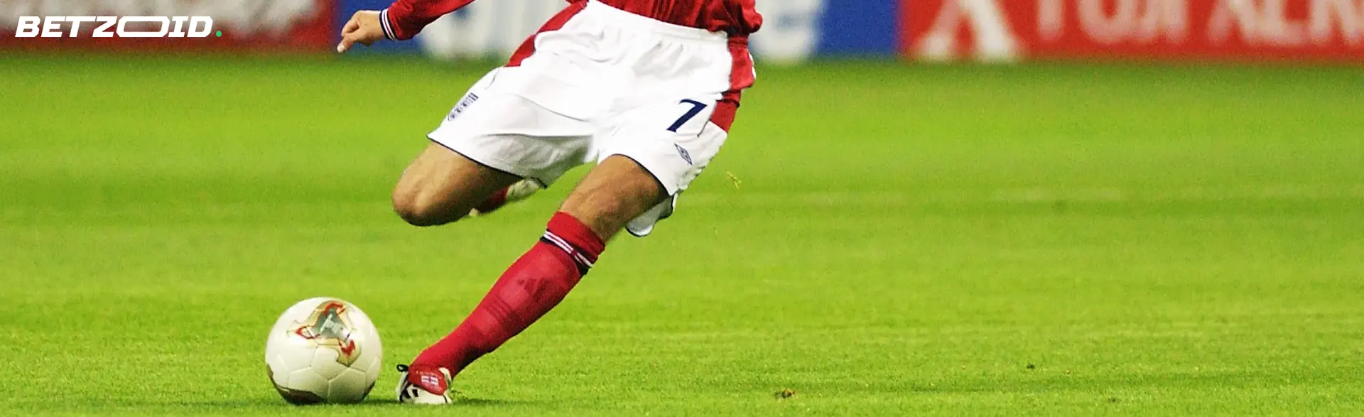 Un jugador de fútbol patea el balón durante un partido para mejores sitios de apuestas con supercuotas.
