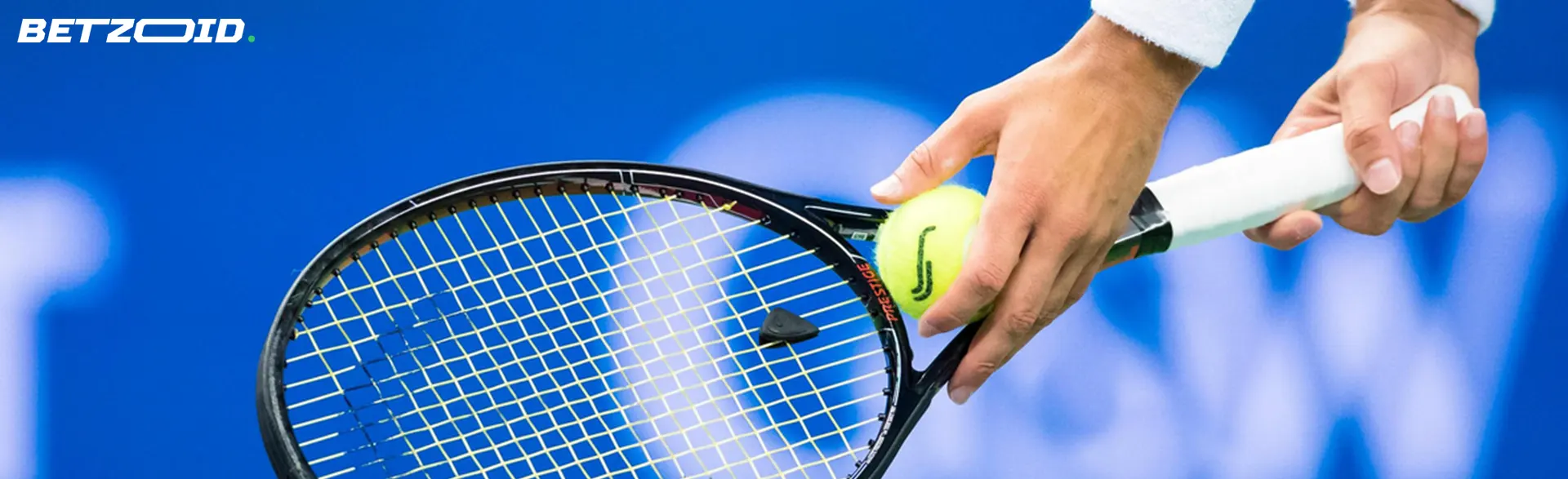 Raqueta y pelota en manos de un tenista.